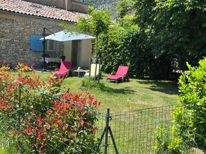 Terrace/patio - Wheelchair access to Mont Ventoux, between Sault and Monieux. (Monieux)