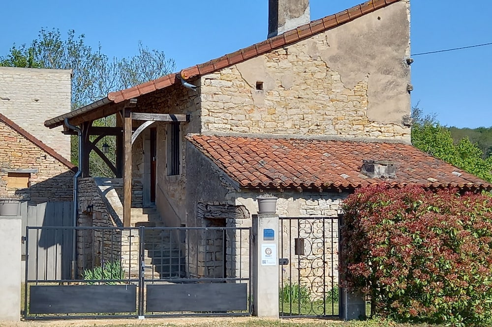 Quiet 3 * gîte for 4, Cluny, Tournus, Taizé, Cormatin, greenway