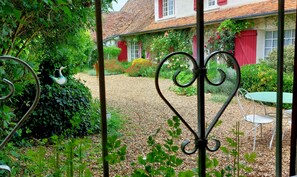 Outdoor dining - Charming family cottage, 7 rooms (up to 14 Persons), near the Loire castles. (Cour-Cheverny)
