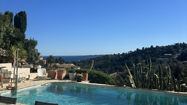 A pool area with a clear view of the sea and a hilly landscape in the background. - Stunning ocean view in Les Issambres, pool, air conditioning, pétanque court, wheelchair accessible... (Roquebrune-sur-Argens)