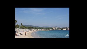 Plage, chaises longues, serviettes de plage
