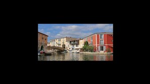A canal with buildings on either side, a bridge, and boats. - Stunning ocean view in Les Issambres, pool, air conditioning, pétanque court, wheelchair accessible... (Roquebrune-sur-Argens)