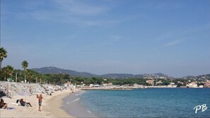 Plage, chaises longues, serviettes de plage