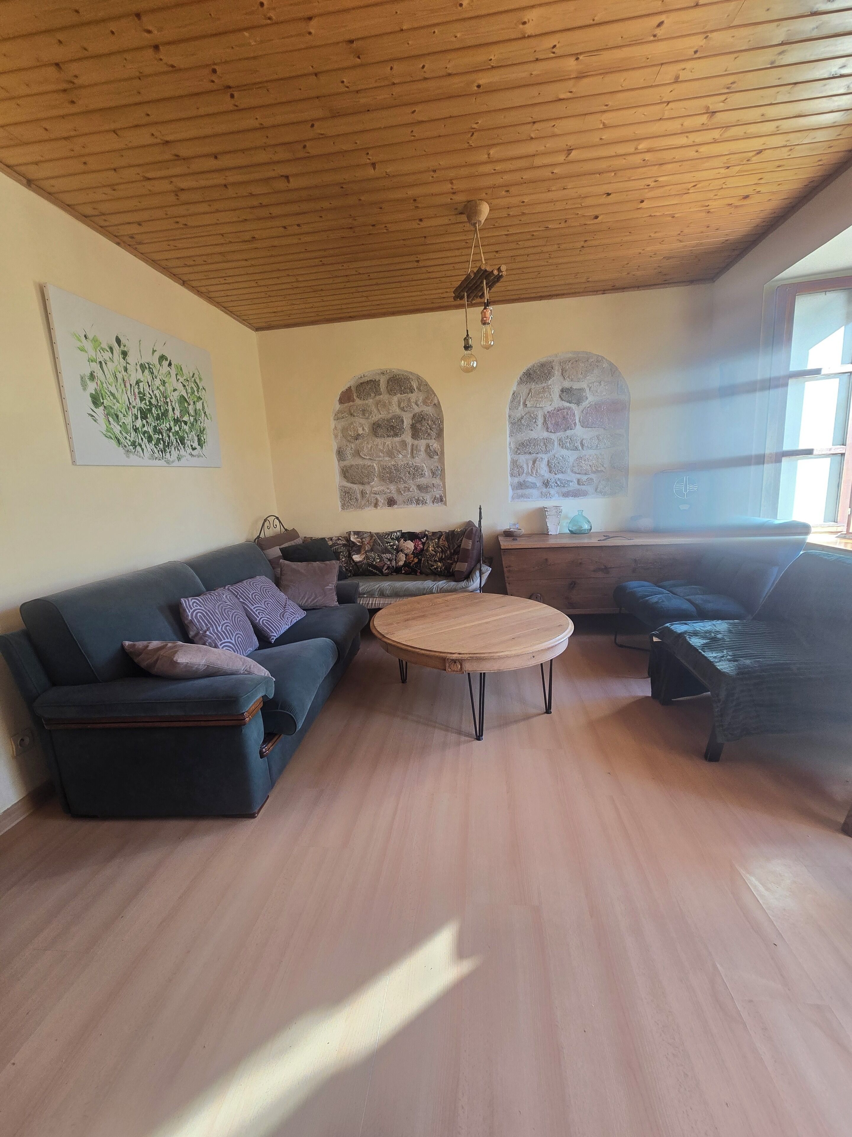 Télévision, lecteur de DVD, livres, chaîne hi-fi