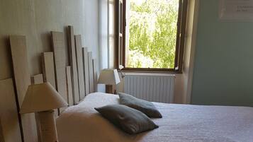 3 habitaciones, tabla de planchar con plancha y cuna de viaje