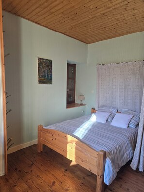 3 bedrooms, iron/ironing board, travel cot, free WiFi - Luminous gîte- 8 pers -Margeride, Aubrac, nature and peace (Saint-Alban-Sur-Limagnole)