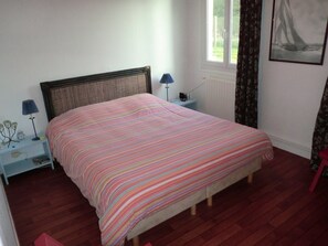 3 chambres, fer et planche à repasser, lit de bébé portatif