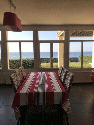 Grandcamp-maisy sea view apartment, direct beach access, 4 rooms, sleeps 6