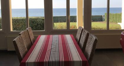 Grandcamp-maisy sea view apartment, direct beach access, 4 rooms, sleeps 6