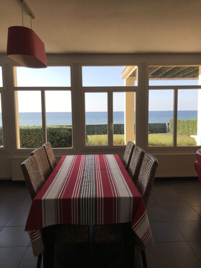 Grandcamp-maisy sea view apartment, direct beach access, 4 rooms, sleeps 6