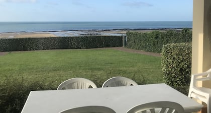 Grandcamp-maisy sea view apartment, direct beach access, 4 rooms, sleeps 6