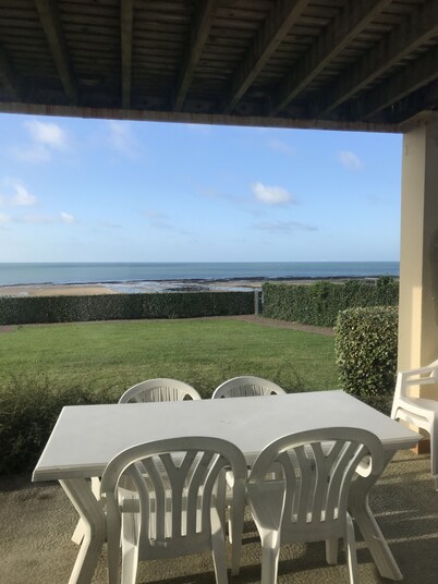 Grandcamp-maisy sea view apartment, direct beach access, 4 rooms, sleeps 6