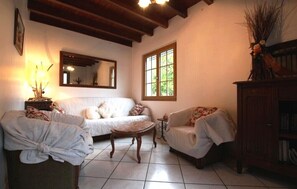 Fernseher, DVD-Player, Bücher, Stereoanlage