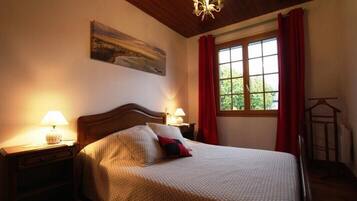 2 bedrooms, iron/ironing board, travel cot, WiFi