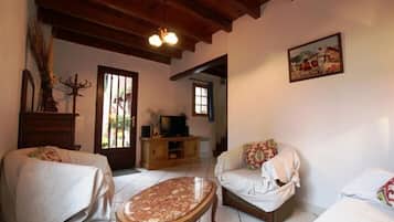 TV, DVD player, books, stereo