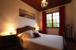 2 chambres, fer et planche à repasser, Wi-Fi, draps fournis