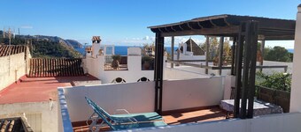 Villetta con balcone e terrazza sul tetto
