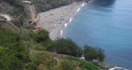 Lomatalo parvekkeella ja kattoterassilla