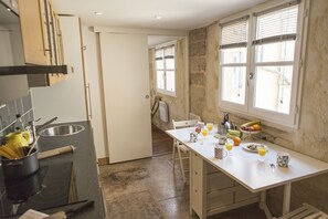 Fridge, microwave, oven, stovetop - Duplex église st roch - Première conciergerie (Montpellier)