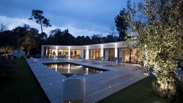 A modern house with a swimming pool, outdoor seating, and a well-lit patio area. - THE DUNE VILLA PLATIN ST PALAIS SUR MER (Saint-Palais-Sur-Mer)