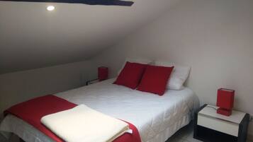 1 habitación, tabla de planchar con plancha, wifi gratis y ropa de cama