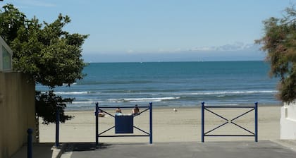 Studio 2 personen op Grau du Roi 10m van het strand.