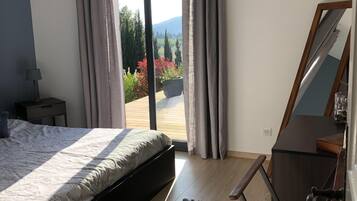 3 chambres, bureau, fer et planche Ă repasser, lit parapluie