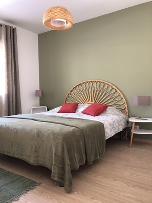 3 bedrooms, desk, iron/ironing board, travel cot