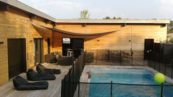 Een buitenzwembad, een verwarmd zwembad