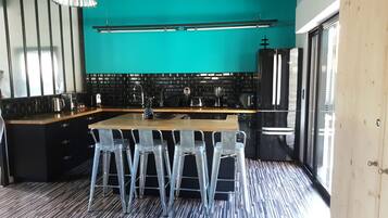 Een koelkast, een microgolfoven, een oven, een kookplaat