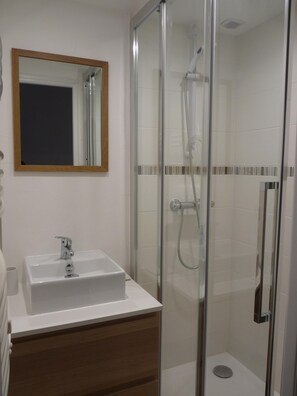 Badewanne, Haartrockner, Handtücher