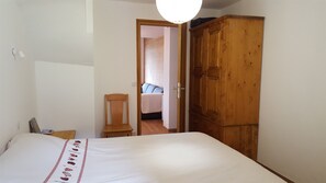 5 Schlafzimmer, Schreibtisch, Bügeleisen/Bügelbrett, kostenloses WLAN