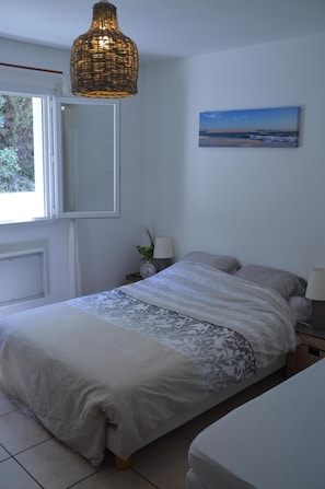 4 bedrooms, iron/ironing board, free WiFi, bed sheets
