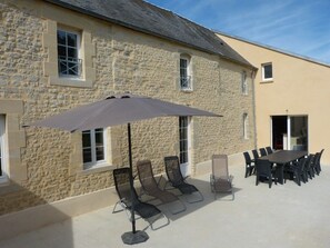 Outdoor dining - A large and comfortable house tastefully restored. (Mandeville-En-Bessin)