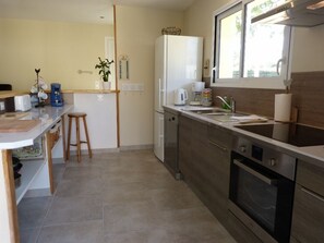 Kühlschrank, Mikrowelle, Ofen, Herdplatte