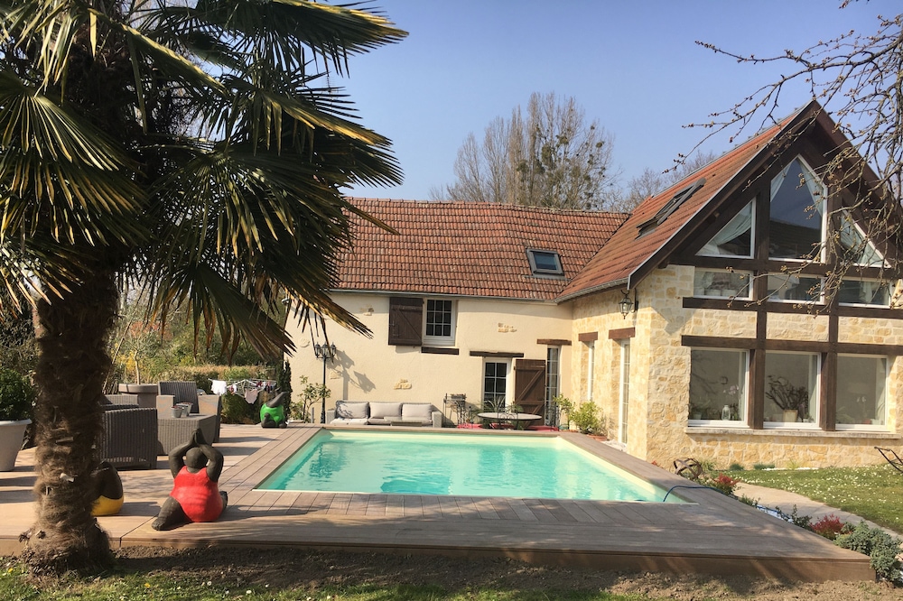 Sleeps 9, heated pool 20 min from Reims and 30 min from Euro Disney by train
