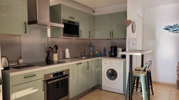 Een koelkast, een microgolfoven, een oven, een kookplaat