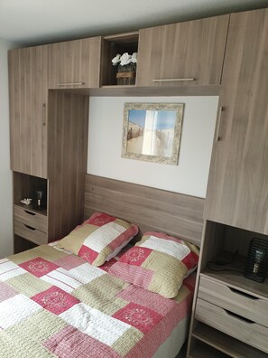 2 slaapkamers, een strijkplank/strijkijzer, gratis wifi