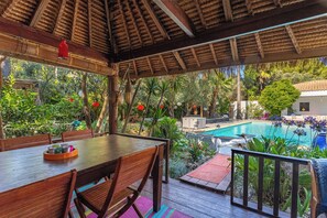 Outdoor dining - CONTEMPORARY VILLA D ARCHITECT terrace pool surrounded by peaceful olive trees (Solliès-Pont)