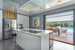 Een koelkast, een microgolfoven, een oven, een kookplaat
