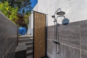 Property grounds - CONTEMPORARY VILLA D ARCHITECT terrace pool surrounded by peaceful olive trees (Solliès-Pont)