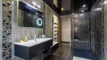 Ensemble douche/baignoire, baignoire à jets, sèche-cheveux