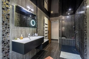 Combined shower/tub, jetted tub, hair dryer, towels