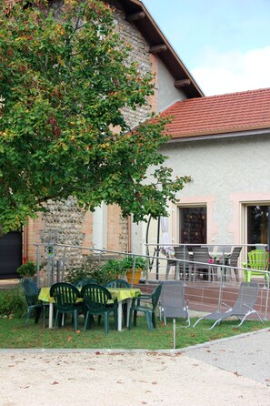 Outdoor dining - GITE LES GALETS SINGING AT THE FOOT OF THE VERCORS accessibility PMR *** (Saint-Hilaire-Du-Rosier)