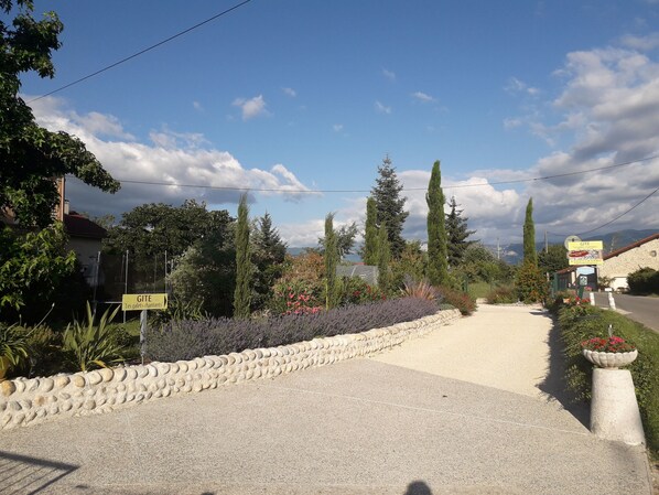 Property grounds - GITE LES GALETS SINGING AT THE FOOT OF THE VERCORS accessibility PMR *** (Saint-Hilaire-Du-Rosier)