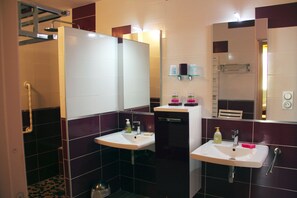 Dusche, Haartrockner, Handtücher, Toilettenpapier