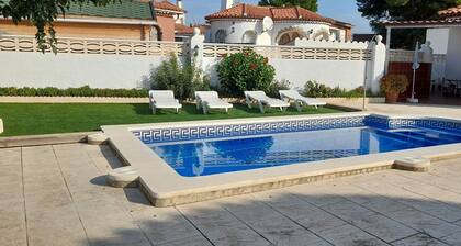 Villa 6 pax con piscina privada, aire acondicionado, wifi, ubicada a 1.5km de la playa