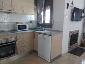 Fridge, microwave, oven, stovetop - Villa 6 pax with private pool, air conditioning, Wi-Fi, located 1.5km from the beach (MIAMI PLATJA)