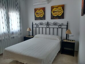 3 bedrooms, iron/ironing board, WiFi - Villa 6 pax with private pool, air conditioning, Wi-Fi, located 1.5km from the beach (MIAMI PLATJA)