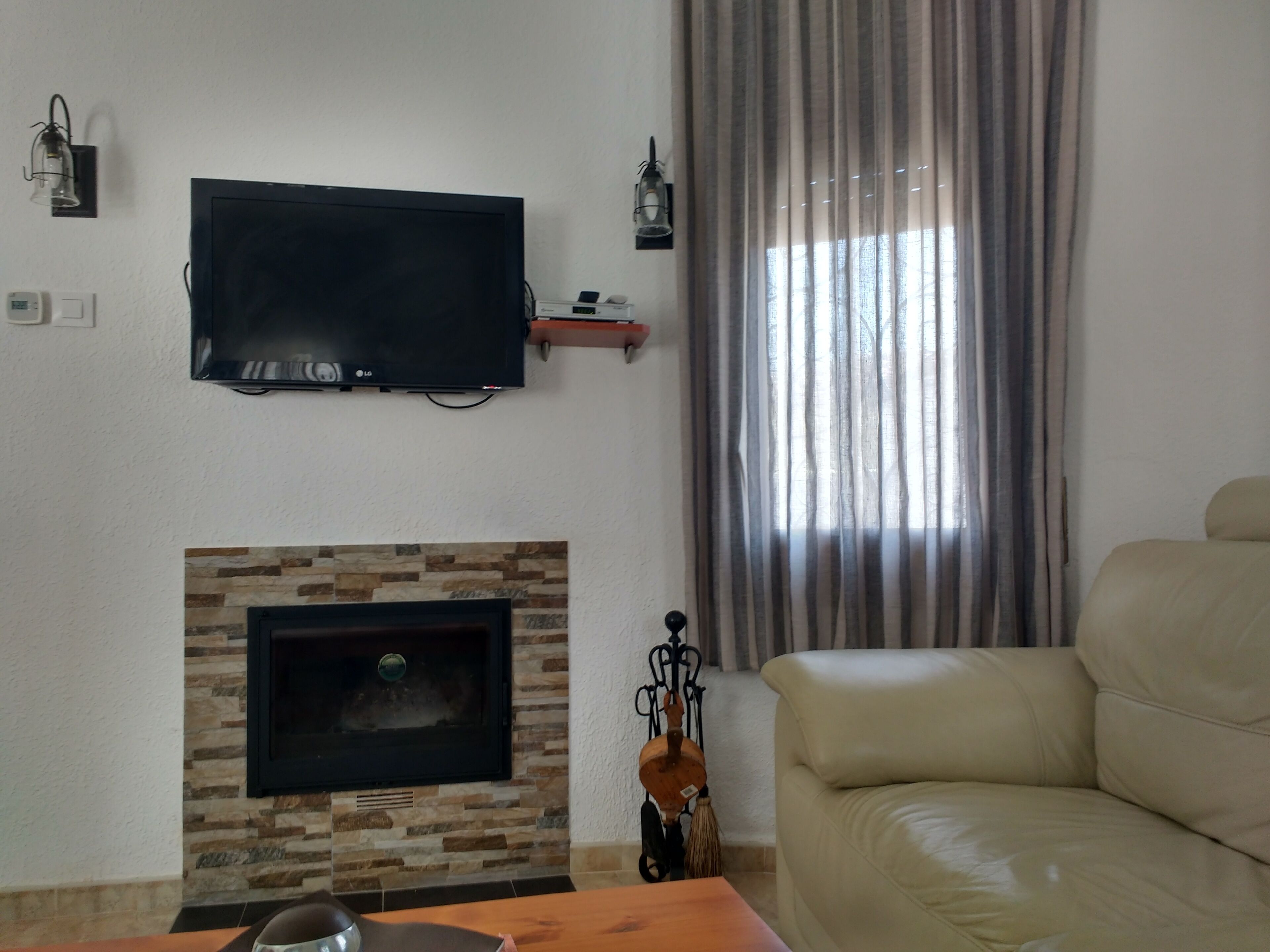 TV, fireplace